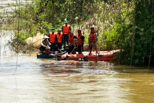 Bị ngã xe máy, nam thanh niên văng khỏi cầu sắt rơi xuống sông mất tích