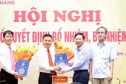 Công bố quyết định về công tác cán bộ Sở Xây dựng, Sở Giáo dục và Đào tạo tỉnh Bắc Giang