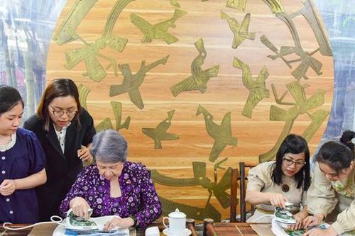 Phu nhân Thủ tướng Việt Nam và Phu nhân Thủ tướng Singapore trải nghiệm làm tranh từ vải vụn