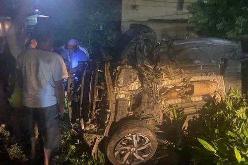 Ô tô băng qua đường sắt bị tàu hỏa tông trúng, 9 người bị thương