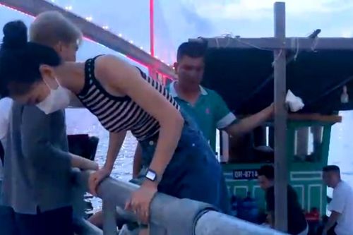 Tàu cá móc nối đưa du khách ra đảo hoang, câu mực trái phép trên vịnh Hạ Long