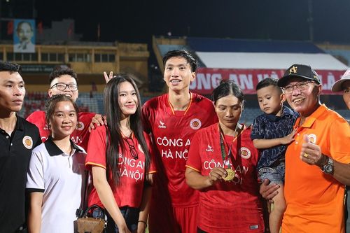 Văn Hậu mừng lần thứ 4 vô địch V-League bên bạn gái xinh đẹp