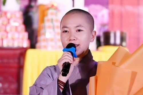 Ni sinh hát 'Mẹ yêu' gây xúc động tại đại lễ Vu Lan