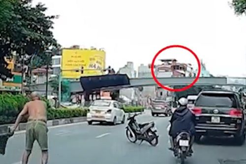 Xác minh người đàn ông phi dao trên đường ở Hà Nội