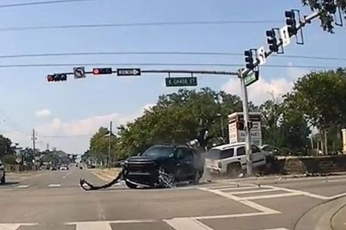 Hai xe 'khủng long Mỹ' Chevrolet Tahoe tông nhau cực mạnh tại ngã tư
