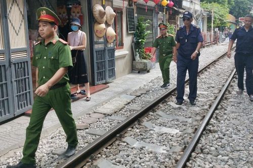 Yêu cầu hộ dân ký cam kết không đưa khách 'vượt chốt' vào phố cà phê đường tàu