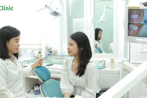 Bác sĩ nha khoa chỉ cách phân biệt răng sứ thật giả