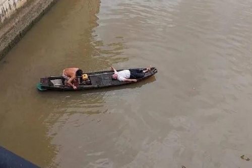Ô tô tông sập lan can rồi lao xuống sông Đồng Nai