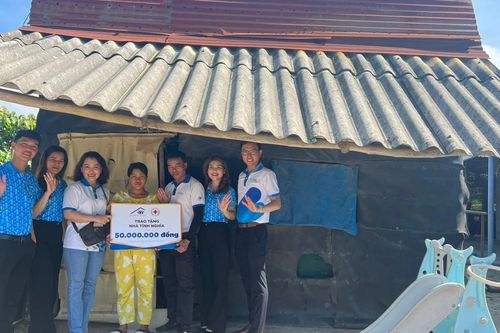 Tặng 6 căn nhà tình nghĩa cho các hộ nghèo