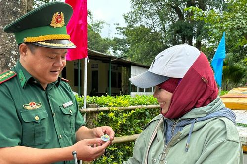 'Móc khóa đường dây nóng' – quà tặng đặc biệt cho người dân vùng biên