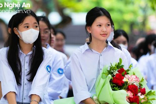 Học sinh thành phố Vinh phấn khởi trong ngày tựu trường