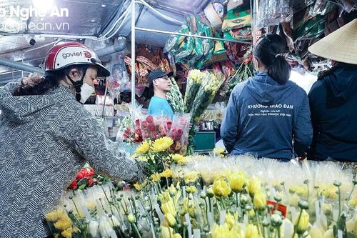 Mâm cỗ làm sẵn hút khách, giá cả các mặt hàng ổn định dịp Rằm tháng Bảy