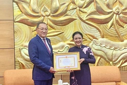Trao kỷ niệm chương tặng Đại sứ Kazakhstan ở Việt Nam Yerlan Baizhanov
