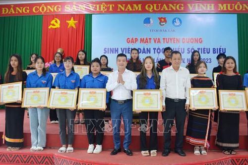 Biểu dương sinh viên dân tộc thiểu số có thành tích cao trong học tập