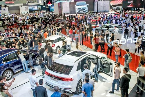 Thị trường ô tô tăng trưởng gập ghềnh