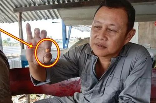 Mua ốc về nhậu, người đàn ông bất ngờ đổi đời nhờ nhặt được vật lạ màu cam