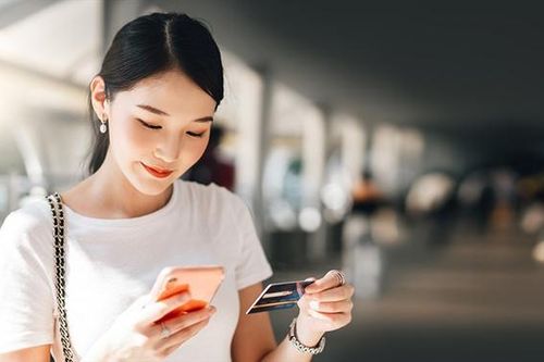 Người dùng ngán ngẩm khi phí SMS banking đồng loạt tăng, ngân hàng nói gì?