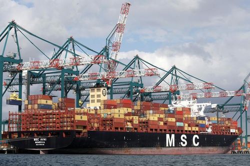 Thương mại toàn cầu sụt giảm, tàu container rỗng vật vờ ngoài khơi
