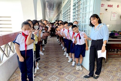 Học sinh tựu trường năm học mới