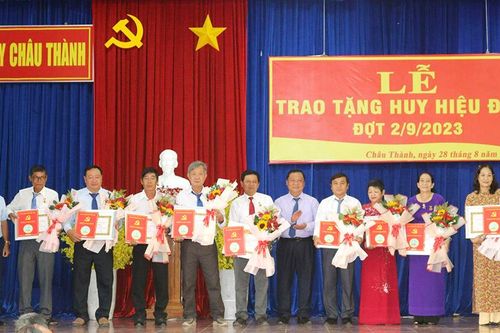 An Giang: Các Đảng bộ long trọng tổ chức Lễ trao Huy hiệu Đảng đợt 2/9