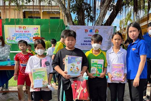 Phiên chợ lá 'Nâng bước đến trường' dành cho học sinh hoàn cảnh khó khăn