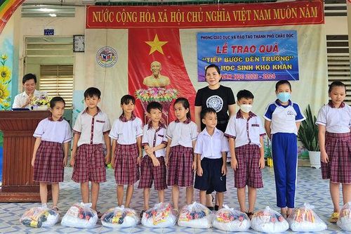 Phòng Giáo dục và Đào tạo TP. Châu Đốc trao trên 250 phần quà 'Tiếp bước đến trường' cho học sinh khó khăn