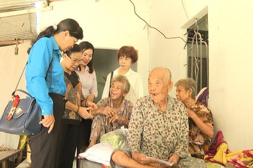 Thăm, tặng quà cho người già neo đơn