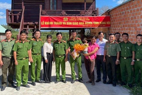 Lực lượng Công an chung tay hướng về người nghèo