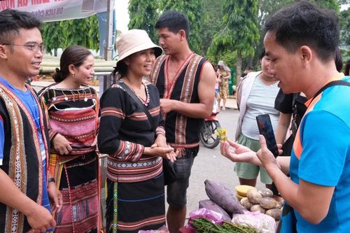 Cộng đồng người Bahnar ở Kbang làm du lịch