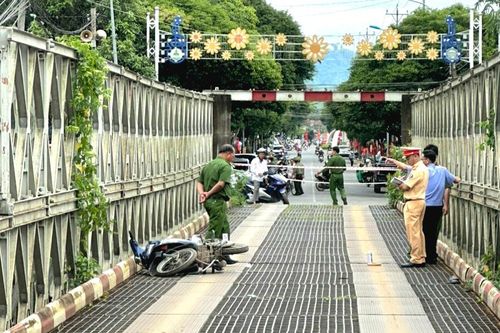 Đạ Tẻh: Tìm kiếm nam thanh niên rơi khỏi cầu xuống sông mất tích