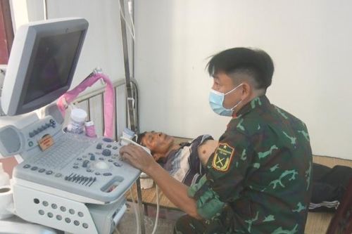 Bệnh xá đảo Phan Vinh cấp cứu ngư dân gặp nạn trên biển
