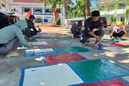 Tuổi trẻ Chi đội Kiểm ngư số 4 tổ chức hoạt động 'Nâng bước em đến trường'