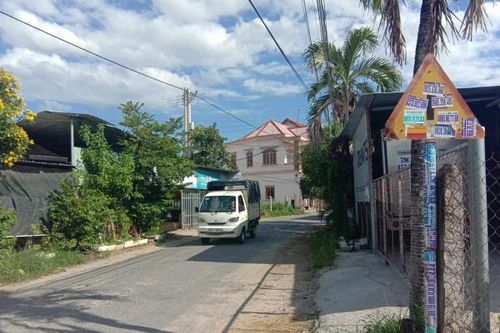 Dán rao vặt trên biển báo