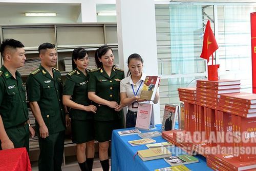 Gần 500 đầu sách, báo được trưng bày nhân kỷ niệm 78 năm Cách mạng Tháng Tám và Quốc khánh 2/9
