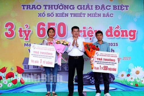 Trao giải thưởng cho hai khách hàng may mắn trúng giải đặc biệt Xổ số kiến thiết miền Bắc