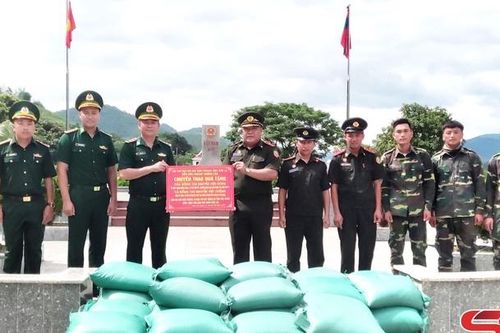 Trao tặng gạo cho Đại đội Biên phòng 213, Bộ CHQS tỉnh Hủa Phăn