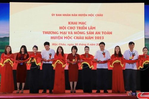 Tuần Văn hóa du lịch Mộc Châu năm 2023: Hội chợ triển lãm thương mại và nông sản an toàn Mộc Châu