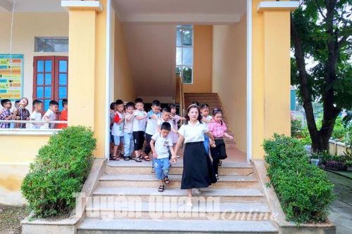 Học sinh toàn tỉnh tựu trường năm học mới 2023-2024