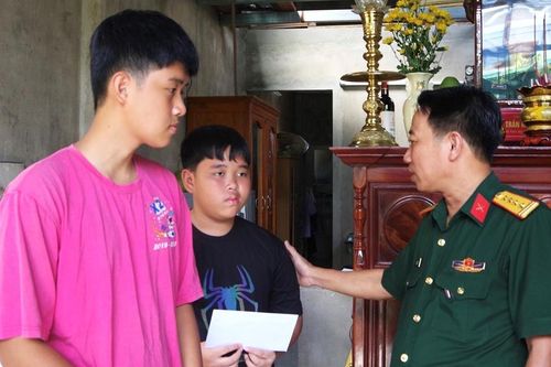Tặng quà cho các cháu là con liệt sỹ nhân dịp năm học mới
