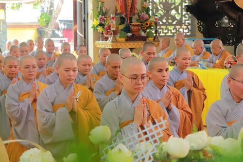 Trường hạ chùa Kiều Đàm, Ni viện Phước Long (TP.Thủ Đức) tổ chức lễ tạ pháp, dâng y và Tự tứ