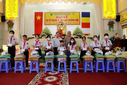 Ban Trị sự Phật giáo tỉnh Tiền Giang và thiền tự Trúc Lâm (Khánh Hòa) trao quà Vu lan