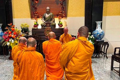 Đại diện hệ phái Khất sĩ khánh tuế Đức Pháp chủ, Hòa thượng Chủ tịch GHPGVN