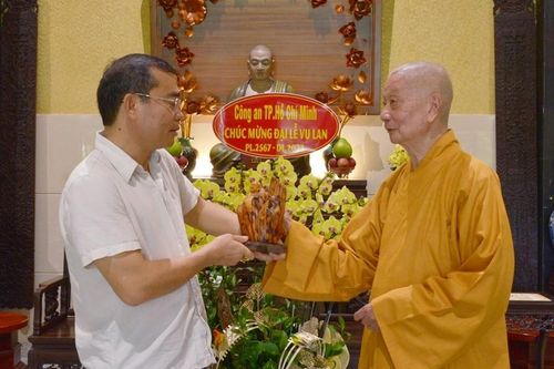 Lãnh đạo Công an TP.HCM chúc mừng Đại lễ Vu lan đến Đức Pháp chủ, Hòa thượng Chủ tịch GHPGVN