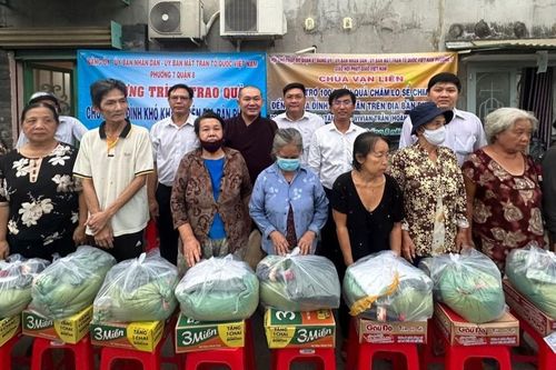 Phật tử chùa Vạn Liên trao quà Vu lan đến khu nhà trọ khó khăn