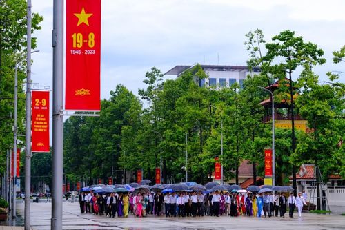 Hà Nội: Đoàn đại biểu Bộ Văn hóa – Thể thao và Du lịch viếng Lăng và báo công dâng Bác