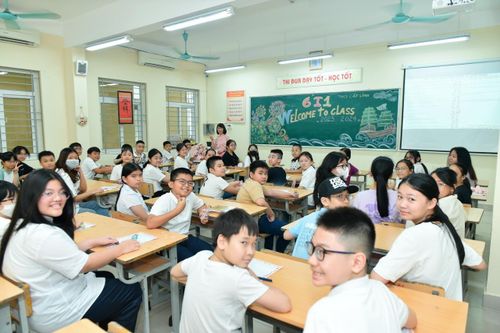 Sáng 28/8, học sinh nhiều địa phương tựu trường