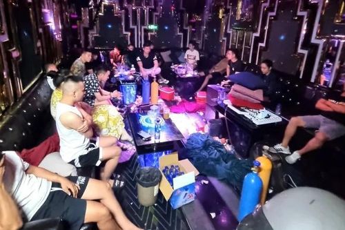 Tạm giữ hình sự nhóm đối tượng sử dụng 'nước vui' để mở tiệc