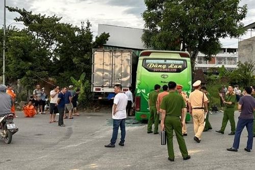 Va chạm với xe tải, tài xế xe khách tử vong