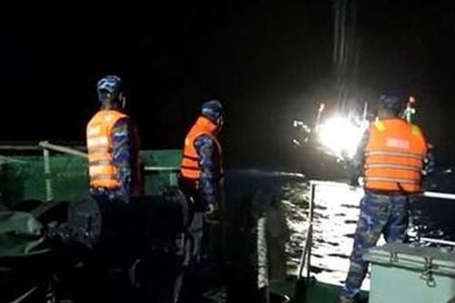 Cứu hộ 13 ngư dân cùng tàu cá trôi dạt trên vùng biển Trường Sa