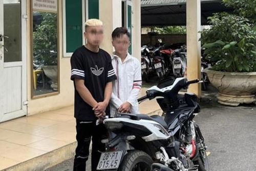 Triệu tập, xử phạt 2 thanh niên bốc đầu xe mô tô trên đường